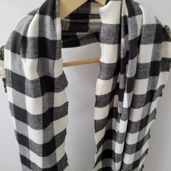 J Crew Rectangle Blanket Scarf with Pom Poms Black and White Check - Picture 8 of 10